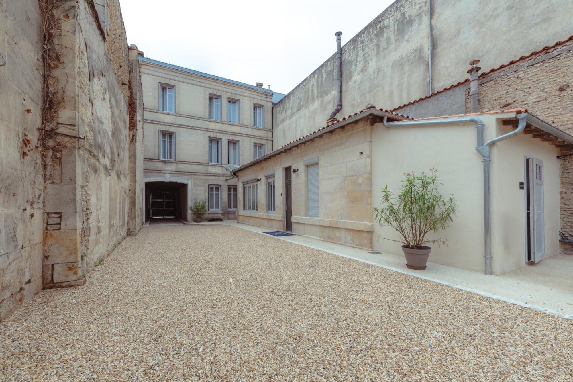 67 Victor Hugo Cognac Exterior foto